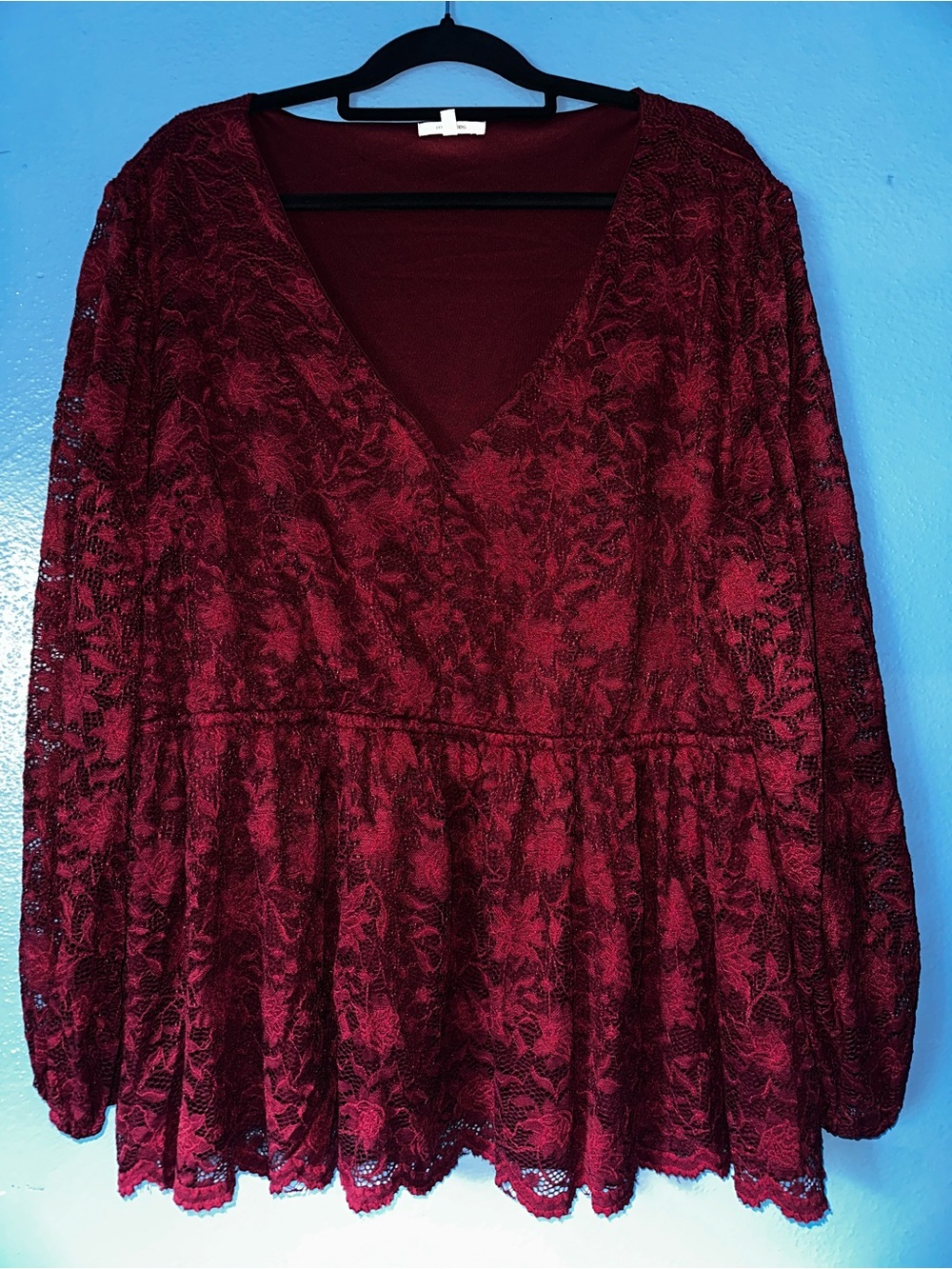 Women's Lace V-Neck Peplum Top - Burgundy